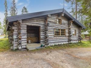Blockhaus mit großer Tür in der Unterkunft Holiday Home Kuusi-ruka 6 by Interhome in Rukatunturi 