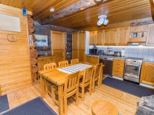 eine Küche mit einem Holztisch und Stühlen in einer Hütte in der Unterkunft Holiday Home Kuusi-ruka 6 by Interhome in Rukatunturi  + 11 Fotos