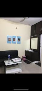 TV a/nebo společenská místnost v ubytování Srirangam Suite Rooms