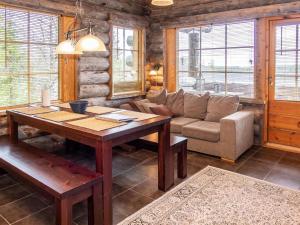 ein Wohnzimmer mit Sofa und Tisch in der Unterkunft Holiday Home Villa olivia by Interhome in Rukatunturi 