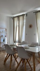 a dining room with a table and chairs at Jolie petite maison in Saint-Vaast