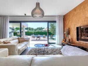 una sala de estar con un sofá y una mesa en Villa Bianca by Interhome, en Bužinija