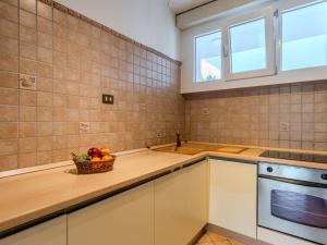 Kuchyň nebo kuchyňský kout v ubytování Apartment SunnyLake by Interhome