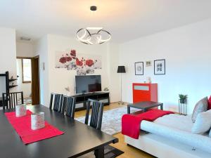 布达佩斯Spacious 3-bedroom with Balcony & Free Parking的用餐室以及带桌子和沙发的客厅。