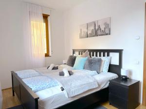 布达佩斯Spacious 3-bedroom with Balcony & Free Parking的卧室里有一张大床，配有蓝色枕头