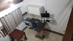 een keuken met een wastafel bij Quintal da Mole in Florianópolis