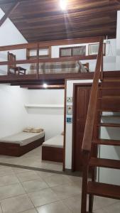 een kamer met twee stapelbedden en een trap bij Quintal da Mole in Florianópolis
