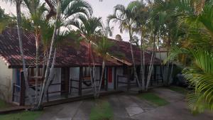 een huis met palmbomen ervoor bij Quintal da Mole in Florianópolis +2 foto's