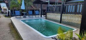 een zwembad met stoelen in de achtertuin bij Quintal da Mole in Florianópolis