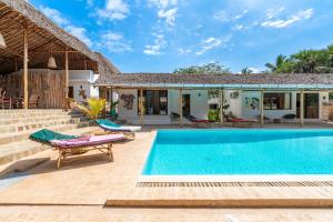 Bazén v ubytování The Afters Boutique Hotel Diani nebo v jeho okolí