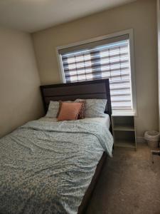 Ένα ή περισσότερα κρεβάτια σε δωμάτιο στο Glow Chambers at Thorold