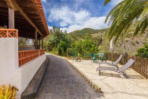 AguloにあるRural House Mercedes-Solarium & Nature Viewsの家の隣に並んだベンチ