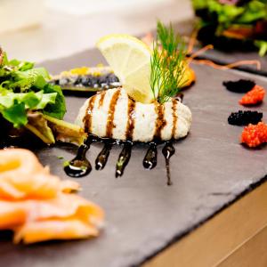 Comida en o cerca de este hotel