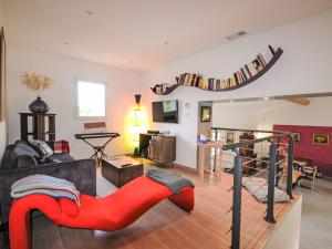 Una sala de estar con un tobogán rojo en el medio. en Holiday Home La Romaine by Interhome, en Vers Pont du Gard