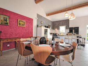 Una cocina y un comedor con mesa y sillas. en Holiday Home La Romaine by Interhome, en Vers Pont du Gard
