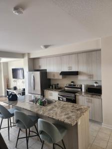 Η κουζίνα ή μικρή κουζίνα στο Glow Chambers at Thorold