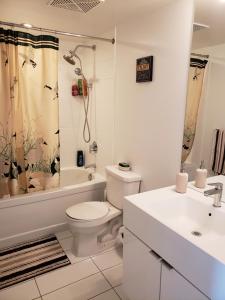 Ένα μπάνιο στο Downtown Toronto Condo, Free indoor parking with amazing view