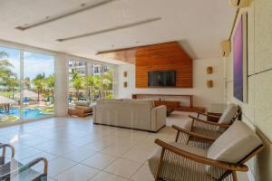 Una televisión o centro de entretenimiento en Beach Living #E501 - Apto Vista Mar por Carpediem