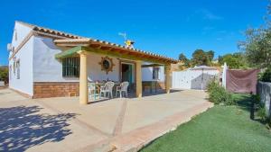 Casa blanca pequeña con patio en Luxurious Villa in Prado del Rey with Pool, en Prado del Rey