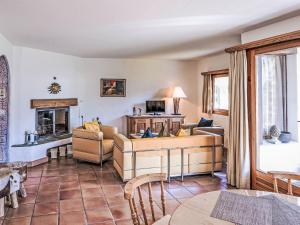 Posezení v ubytování Apartment Chesa Trais Dschembers by Interhome