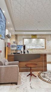 a living room with a couch and a table at فندق جواهر الهدى in Makkah