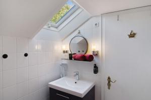 HinteにあるHaus Schlossgartenの洗面台と鏡のあるバスルーム +45枚の写真