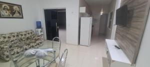 un soggiorno con un divano e una sedia di Jalehe a Juazeiro do Norte