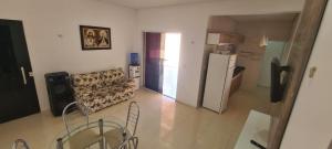 un soggiorno con divano e frigorifero di Jalehe a Juazeiro do Norte