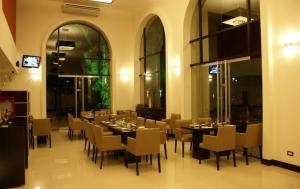 a dining room with tables and chairs in a restaurant at Hotel de Campo Colón Resort and Spa in Santa Fe