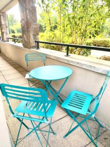 2 Stühle, einen Tisch, einen Tisch und zwei Stühle in der Unterkunft Sweet home disneyland in Montévrain