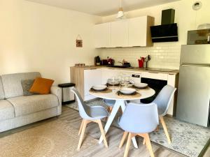 eine Küche und ein Wohnzimmer mit Tisch und Stühlen in der Unterkunft Sweet home disneyland in Montévrain + 18 Fotos