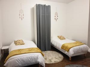 Un pat sau paturi într-o cameră la maison de ville - Le Silodort