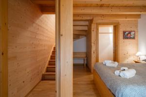 Postel nebo postele na pokoji v ubytování Albergo Diffuso Dolomiti
