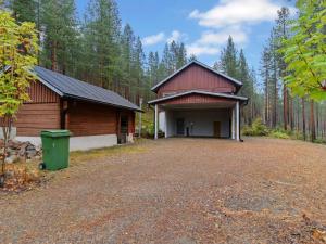 a barn with a gravel driveway in front of it at Holiday Home Villa uuttu by Interhome in Pyhätunturi
