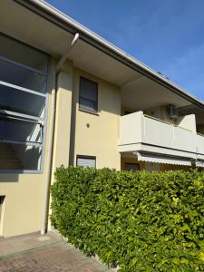 un edificio con un seto delante de él en Oasi Relax a Udine, en Udine