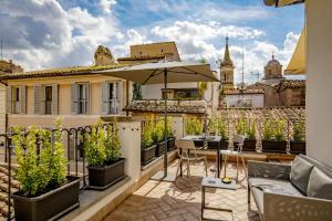 patio z roślinami i parasolem na budynku w obiekcie Coronari Palace w Rzymie