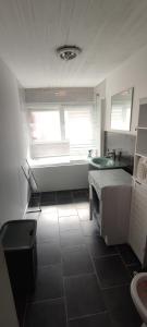 eine kleine Küche mit Spüle und Fenster in der Unterkunft Maison 2 ch, 3 lits, près de Lille & transports in Lezennes