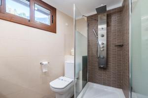 Ένα μπάνιο στο Barthe Holidays I Apartamento moderno en Arinsal 4PAX I Confort, Vistas, Parking, Pet friendly I Pic Negre