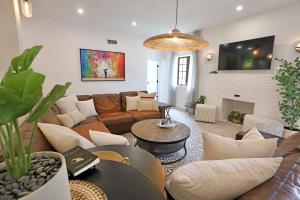 Χώρος καθιστικού στο 6 Bedroom Villa with Pool & Parking in Heart of South Beach Miami