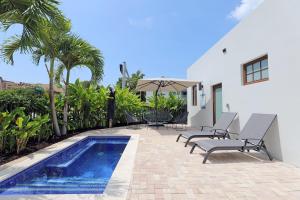 Πισίνα στο ή κοντά στο 6 Bedroom Villa with Pool & Parking in Heart of South Beach Miami