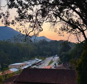 伊塔蒙蒂Hostel da Verinha的享有山路的背景景色