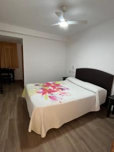 Postel nebo postele na pokoji v ubytování Hotel Mesón del Moro