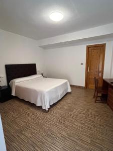 Postel nebo postele na pokoji v ubytování Hotel Mesón del Moro