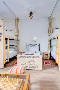 Postel nebo postele na pokoji v ubytování Dinosaur Anza Surf House