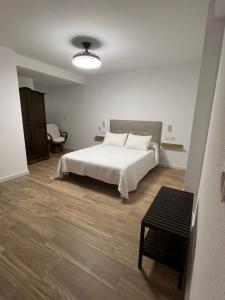 Postel nebo postele na pokoji v ubytování Hotel Mesón del Moro