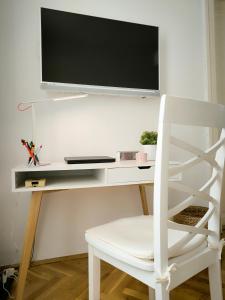 Televízia a/alebo spoločenská miestnosť v ubytovaní Konzul -Top apartment, strict center, parking