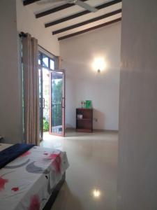 Postel nebo postele na pokoji v ubytování Thenu Homestay + 14 fotografií