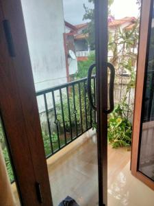 Balkón nebo terasa v ubytování Thenu Homestay