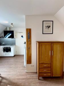 una camera con armadio in legno e cucina di Aparthotel Pumpengasse a Wolfsburg Altre 37 foto