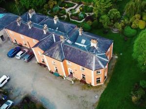 una vista aerea di una grande casa con tetto di Clone House Event Villa a Aughrim